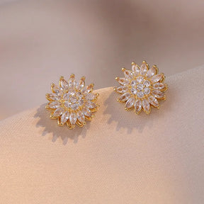 Kit Girassol banhado a ouro 18k com zircônia branca. Design exclusivo, brilho intenso e elegância para ocasiões especiais ou uso diário.