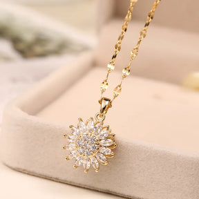 Kit Girassol banhado a ouro 18k com zircônia branca. Design exclusivo, brilho intenso e elegância para ocasiões especiais ou uso diário.