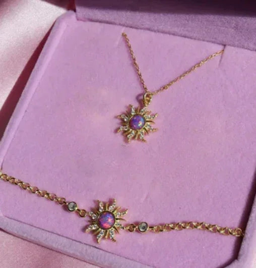 Descubra o Kit Rapunzel, uma joia artesanal de prata adornada com uma deslumbrante opala,  Esta peça exclusiva é a melhor escolha para presentear quem você ama.