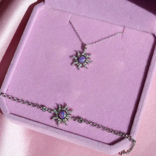 Descubra o Kit Rapunzel, uma joia artesanal de prata adornada com uma deslumbrante opala,  Esta peça exclusiva é a melhor escolha para presentear quem você ama.