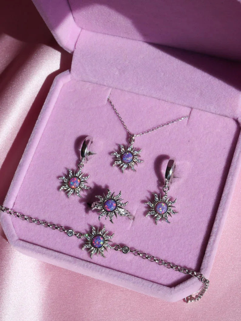 Descubra o Kit Rapunzel, uma joia artesanal de prata adornada com uma deslumbrante opala,  Esta peça exclusiva é a melhor escolha para presentear quem você ama.