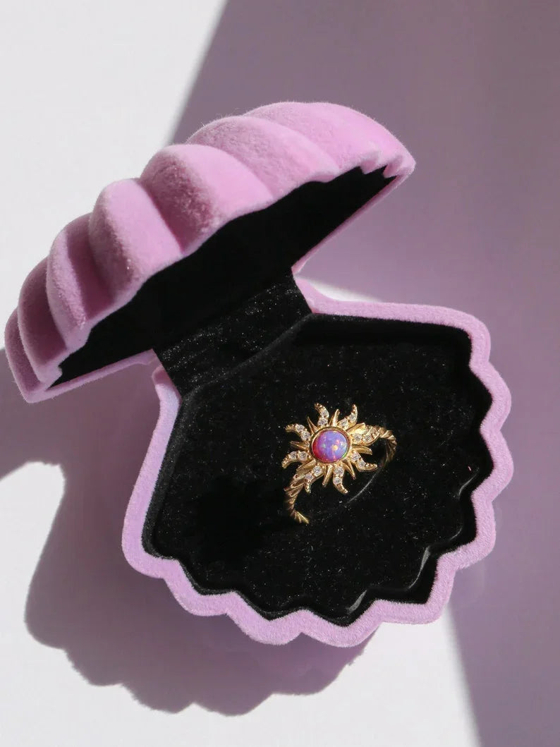 Descubra o Kit Rapunzel, uma joia artesanal de prata adornada com uma deslumbrante opala,  Esta peça exclusiva é a melhor escolha para presentear quem você ama.