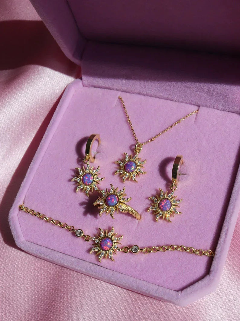 Descubra o Kit Rapunzel, uma joia artesanal de prata adornada com uma deslumbrante opala,  Esta peça exclusiva é a melhor escolha para presentear quem você ama.
