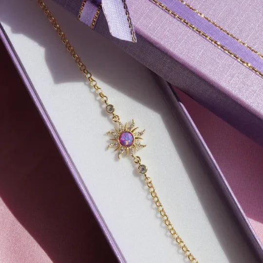 Descubra o Kit Rapunzel, uma joia artesanal de prata adornada com uma deslumbrante opala,  Esta peça exclusiva é a melhor escolha para presentear quem você ama.