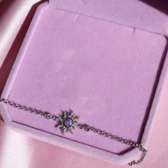 Descubra o Kit Rapunzel, uma joia artesanal de prata adornada com uma deslumbrante opala,  Esta peça exclusiva é a melhor escolha para presentear quem você ama.