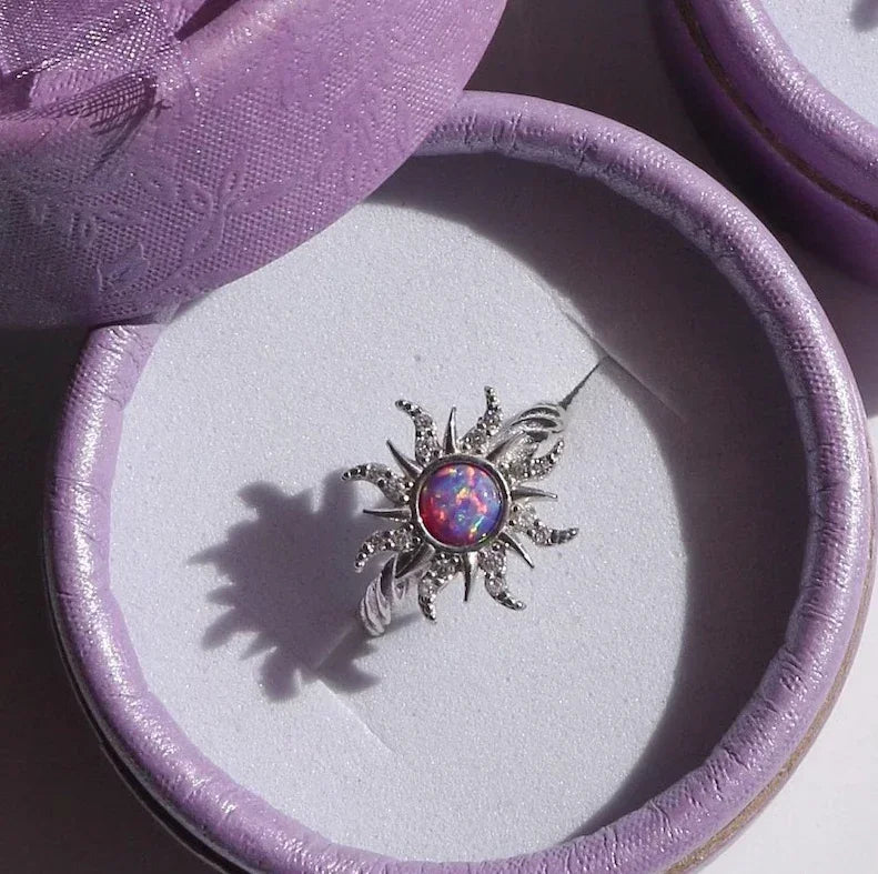 Descubra o Kit Rapunzel, uma joia artesanal de prata adornada com uma deslumbrante opala,  Esta peça exclusiva é a melhor escolha para presentear quem você ama.