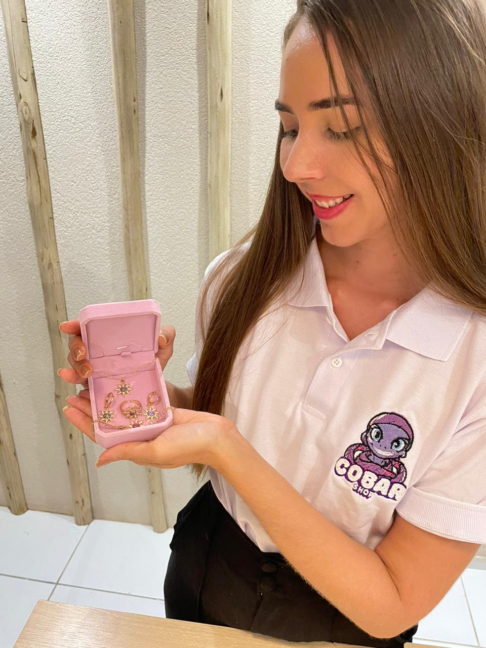 Descubra o Kit Rapunzel, uma joia artesanal de prata adornada com uma deslumbrante opala,  Esta peça exclusiva é a melhor escolha para presentear quem você ama.