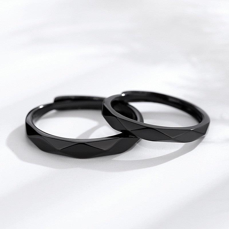 Par de Alianças Black & White Especificações: Material: Prata 925 esmaltada. Tamanho: Tamanho ajustável, servindo do tamanho 10 ao 25.