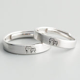 Par de Alianças Laços Felinos Especificações: Material: Esmaltado em Prata 925. Tamanho: Tamanho ajustável, servindo do tamanho 10 ao 25.