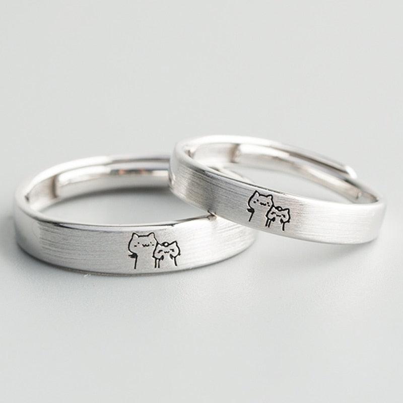 Par de Alianças Laços Felinos Especificações: Material: Esmaltado em Prata 925. Tamanho: Tamanho ajustável, servindo do tamanho 10 ao 25.