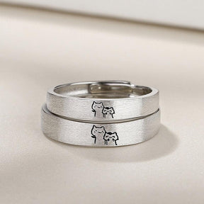 Par de Alianças Laços Felinos Especificações: Material: Esmaltado em Prata 925. Tamanho: Tamanho ajustável, servindo do tamanho 10 ao 25.