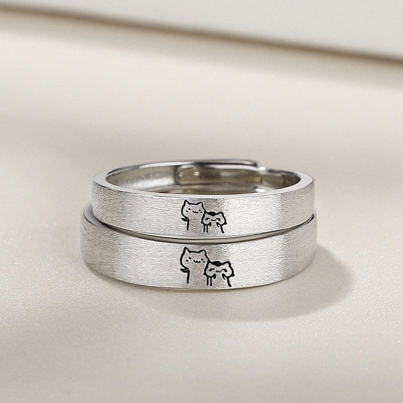 Par de Alianças Laços Felinos Especificações: Material: Esmaltado em Prata 925. Tamanho: Tamanho ajustável, servindo do tamanho 10 ao 25.