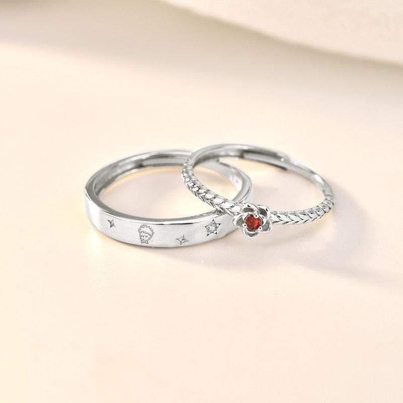 Par de Alianças Pequeno Princípe Premium Especificações: Material: Prata 925. Tamanho: Tamanho ajustável, servindo do tamanho 10 ao 25. 