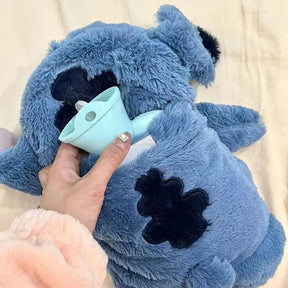 Pelúcia anti-cólica com bolsa térmica removível. Tecido antialérgico, alívio rápido com calor, ideal para todas as idades. Conforto, segurança e fofura.