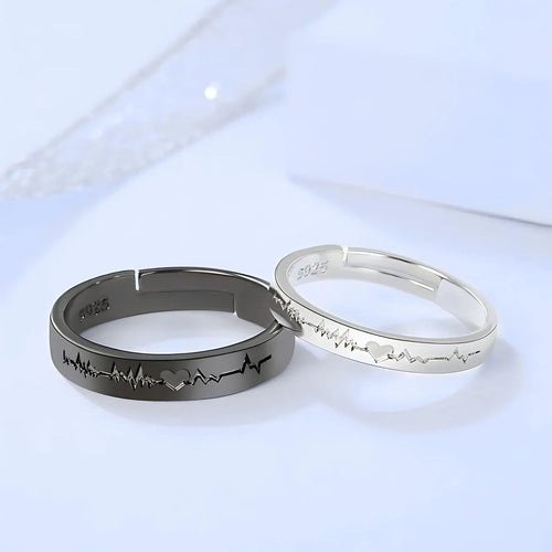 Anéis ajustáveis com batidas do coração gravadas, simbolizando amor e conexão. Design elegante, ideal para casais. Tamanho único e versátil.