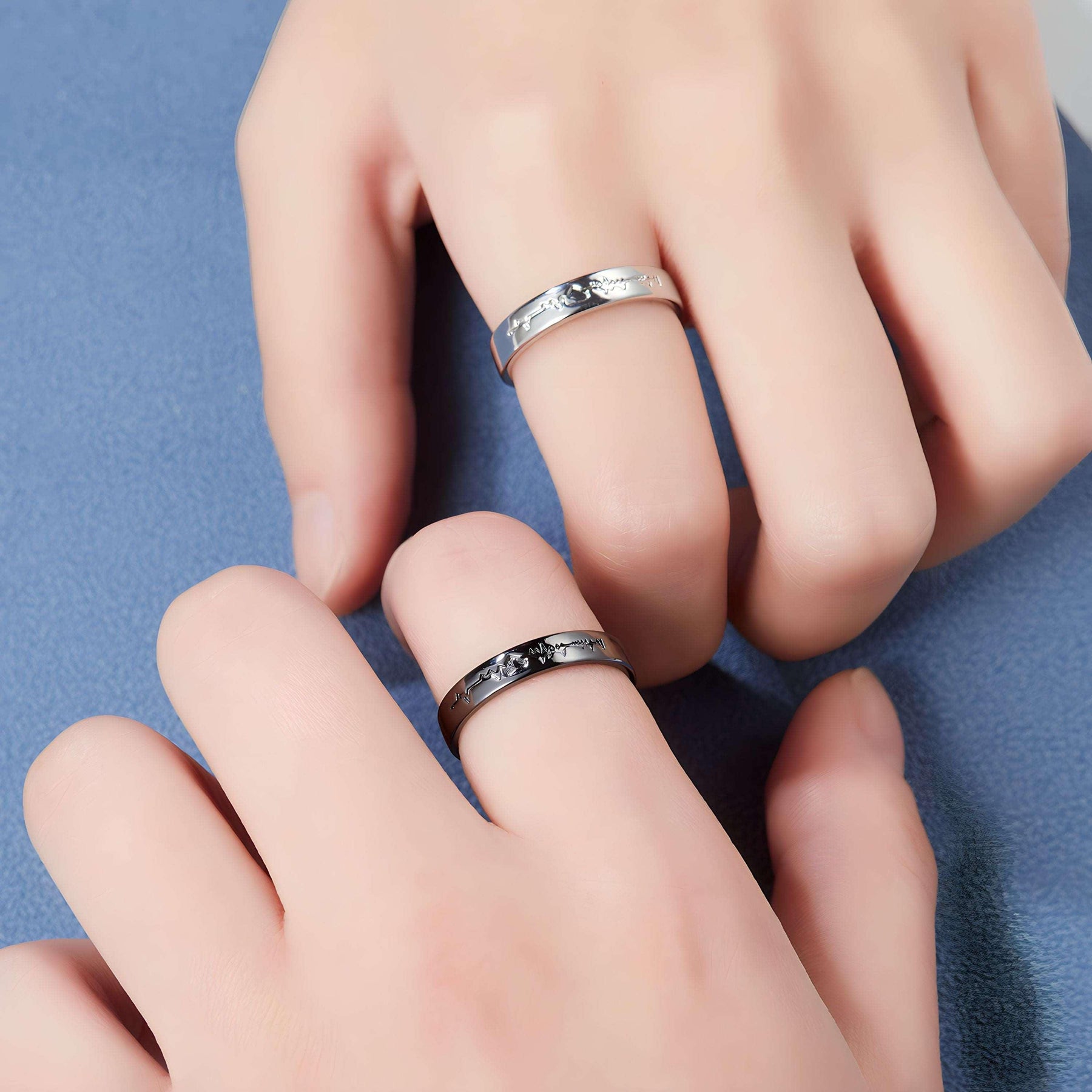 Anéis ajustáveis com batidas do coração gravadas, simbolizando amor e conexão. Design elegante, ideal para casais. Tamanho único e versátil.