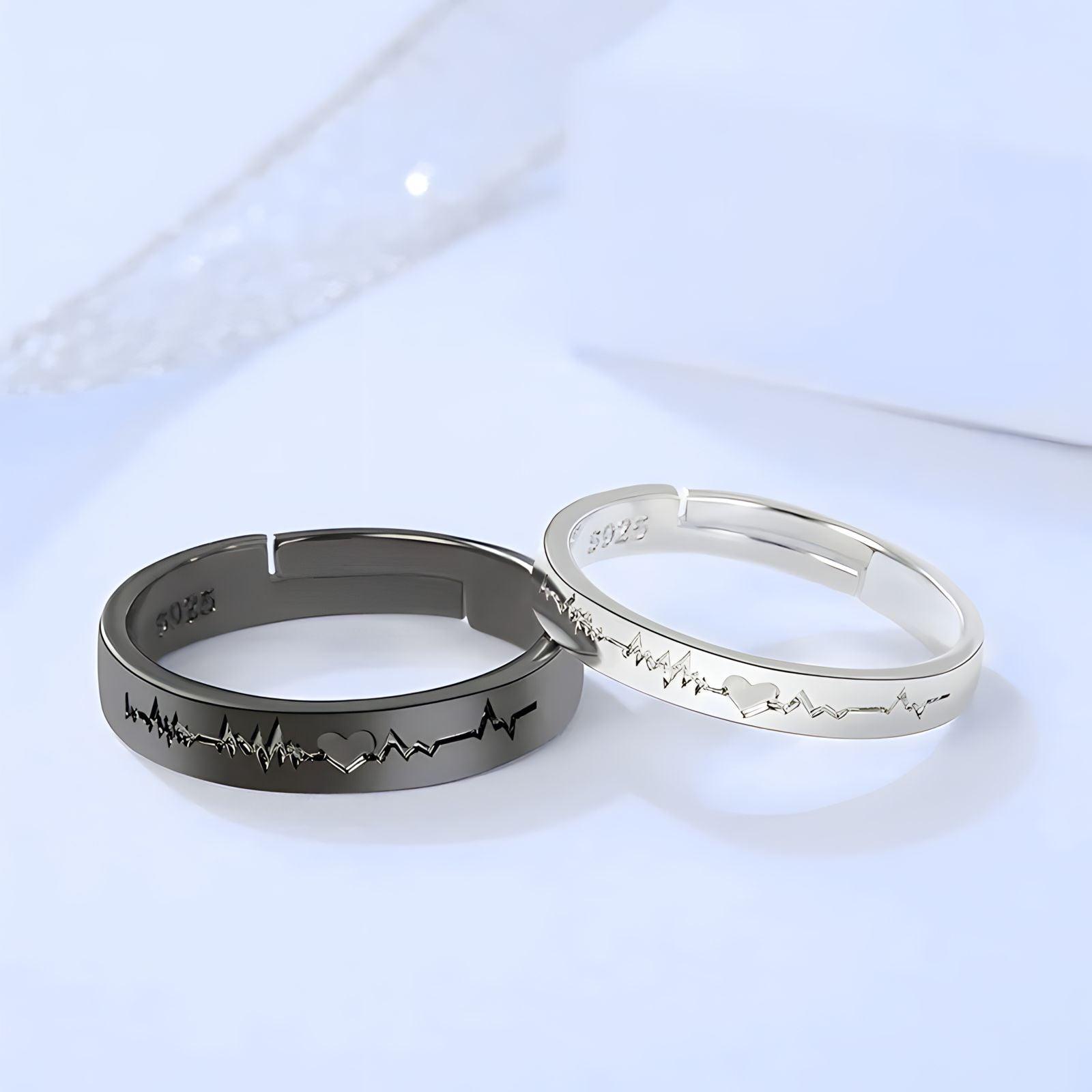 Anéis ajustáveis com batidas do coração gravadas, simbolizando amor e conexão. Design elegante, ideal para casais. Tamanho único e versátil.