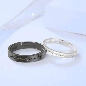 Anéis ajustáveis com batidas do coração gravadas, simbolizando amor e conexão. Design elegante, ideal para casais. Tamanho único e versátil.
