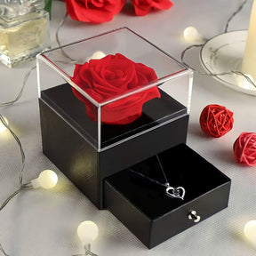 Colar "Eu Te Amo" em 100 idiomas com Rosa Eterna. Em prata 925, com caixa e cartão. Presente ideal para expressar amor eterno em qualquer ocasião.