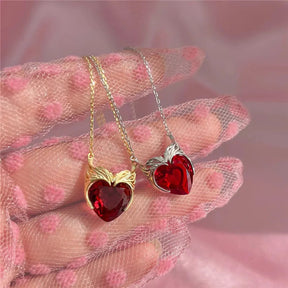 Colar Rainha em metal inox, folheado a ouro 14k ou prata com pedra zircônia. Design delicado, fecho seguro e alta durabilidade para destacar seu estilo.
