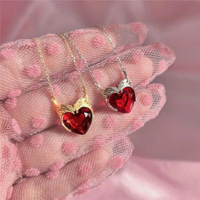Colar Rainha em metal inox, folheado a ouro 14k ou prata com pedra zircônia. Design delicado, fecho seguro e alta durabilidade para destacar seu estilo.