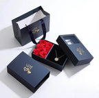 Colar Trevo de Coração com caixa elegante e 6 rosas preservadas. Um presente único que simboliza amor, sorte e beleza duradoura.