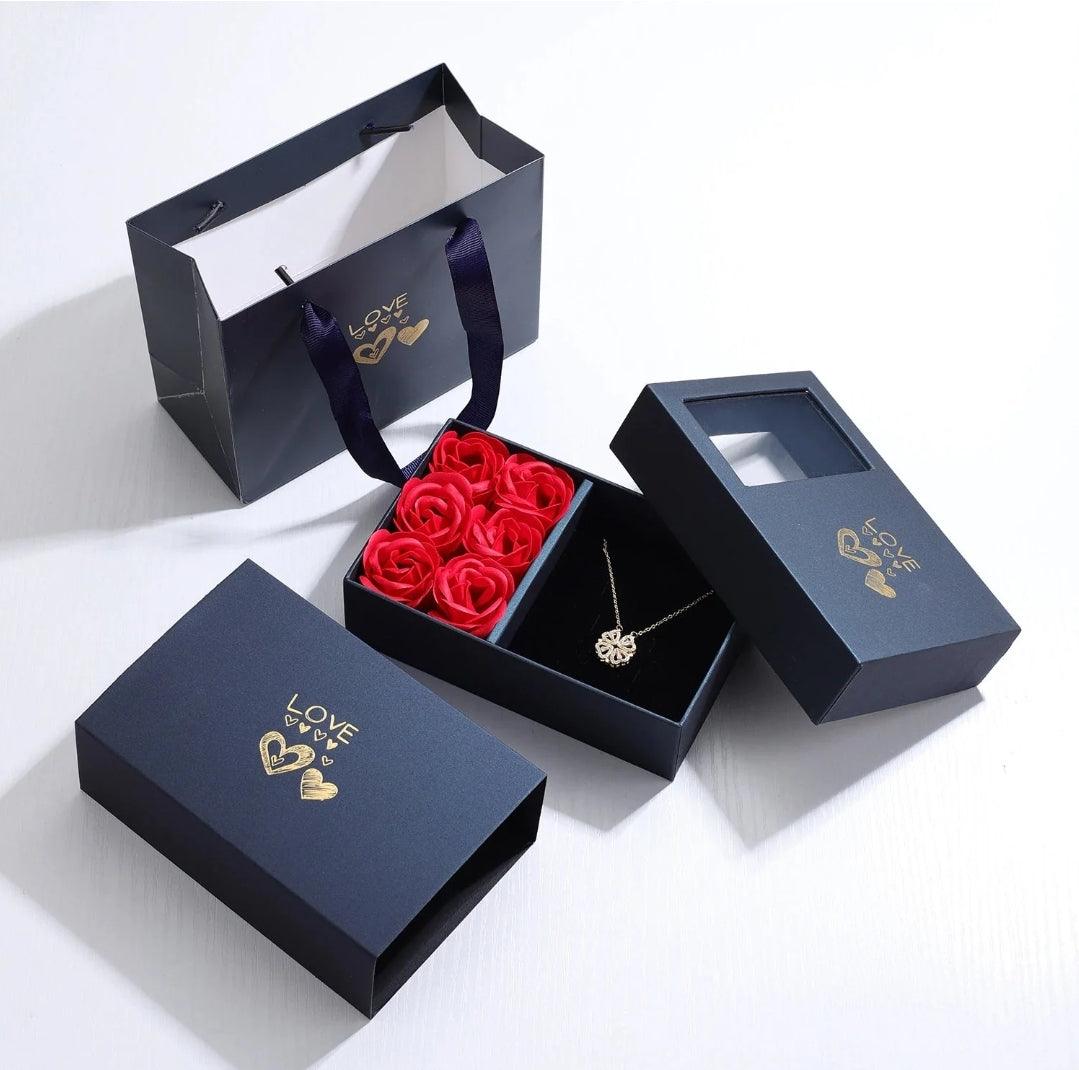 Colar Trevo de Coração com caixa elegante e 6 rosas preservadas. Um presente único que simboliza amor, sorte e beleza duradoura.