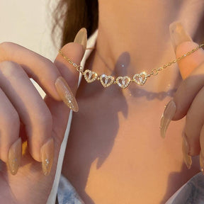 Colar Trevo de Coração com caixa elegante e 6 rosas preservadas. Um presente único que simboliza amor, sorte e beleza duradoura.