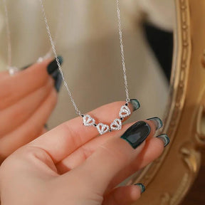 Colar Trevo de Coração com caixa elegante e 6 rosas preservadas. Um presente único que simboliza amor, sorte e beleza duradoura.