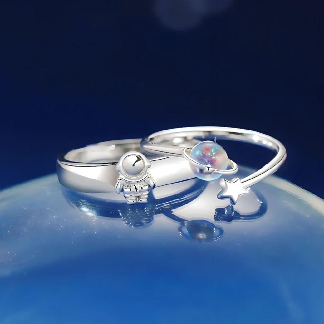 Par de alianças ajustáveis em prata 925 com design cósmico exclusivo, simbolizando um amor eterno e celestial. Conforto, estilo e significado.