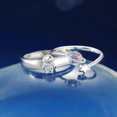 Par de alianças ajustáveis em prata 925 com design cósmico exclusivo, simbolizando um amor eterno e celestial. Conforto, estilo e significado.