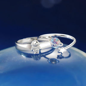 Par de alianças ajustáveis em prata 925 com design cósmico exclusivo, simbolizando um amor eterno e celestial. Conforto, estilo e significado.